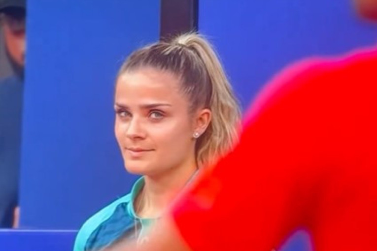 Gore društvene mreže: Sakupljačica loptica ne skida pogled sa Novaka Đokovića! (VIDEO)