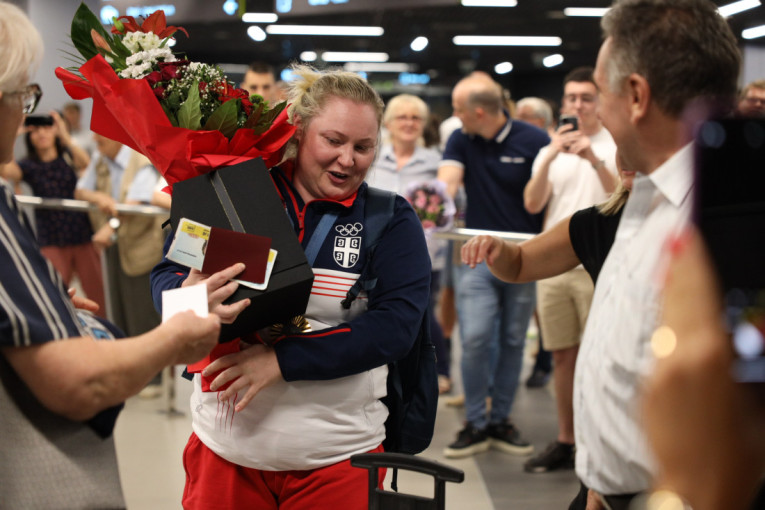 Ovako je olimpijska šampionka Zorana Arunović dočekana u Beogradu: Pogledajte te zagrljaje, osmehe, emocije... (GALERIJA, VIDEO)