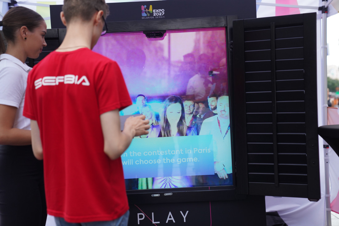 Tamara Vučić preko aktivacije "Prozor u EXPO 2027" odigrala igru memorije sa šampionom Matematičke gimnazije Andrejom Drobnjakovićem