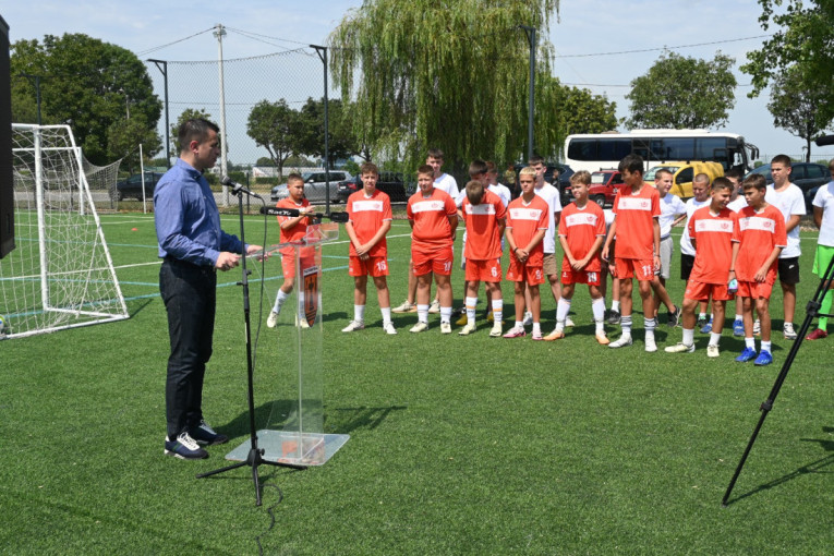 Milićević obišao letnje kampove za mlade iz dijaspore i regiona u Beogradu i Požarevcu (FOTO)