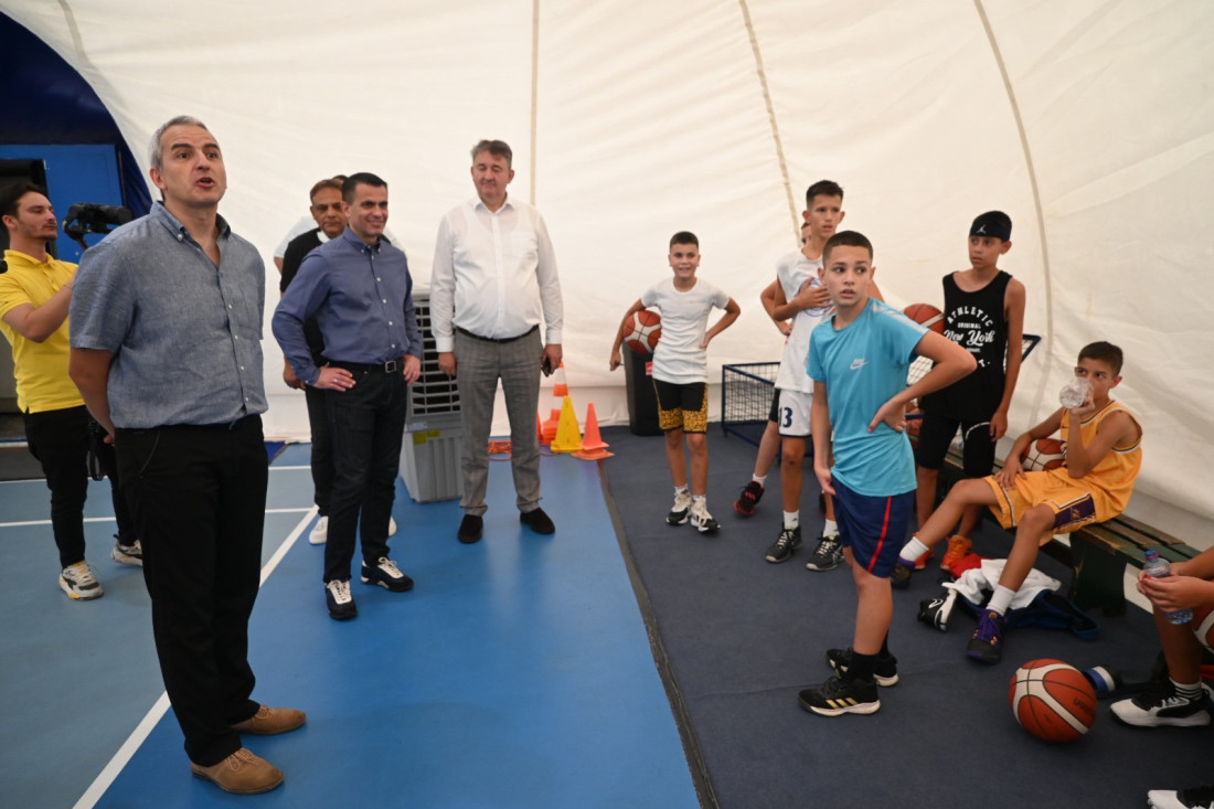 Milićević obišao letnje kampove za mlade iz dijaspore i regiona u Beogradu i Požarevcu (FOTO)