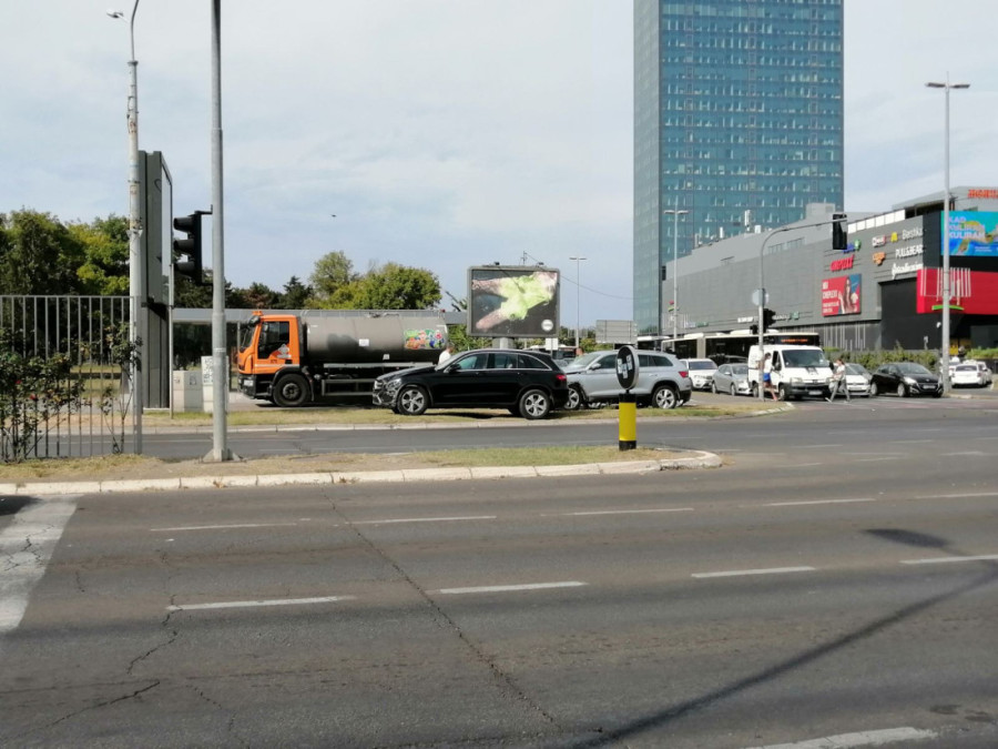 Lančani sudar kod Ušća: Učestvovala tri vozila, jedno vozilo uništeno sa prednje strane (FOTO)