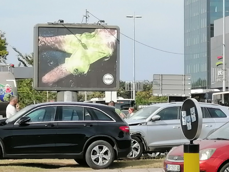 Lančani sudar kod Ušća: Učestvovala tri vozila, jedno vozilo uništeno sa prednje strane (FOTO)