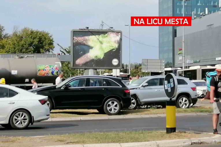 Lančani sudar kod Ušća: Učestvovala tri vozila, jedno vozilo uništeno sa prednje strane (FOTO)