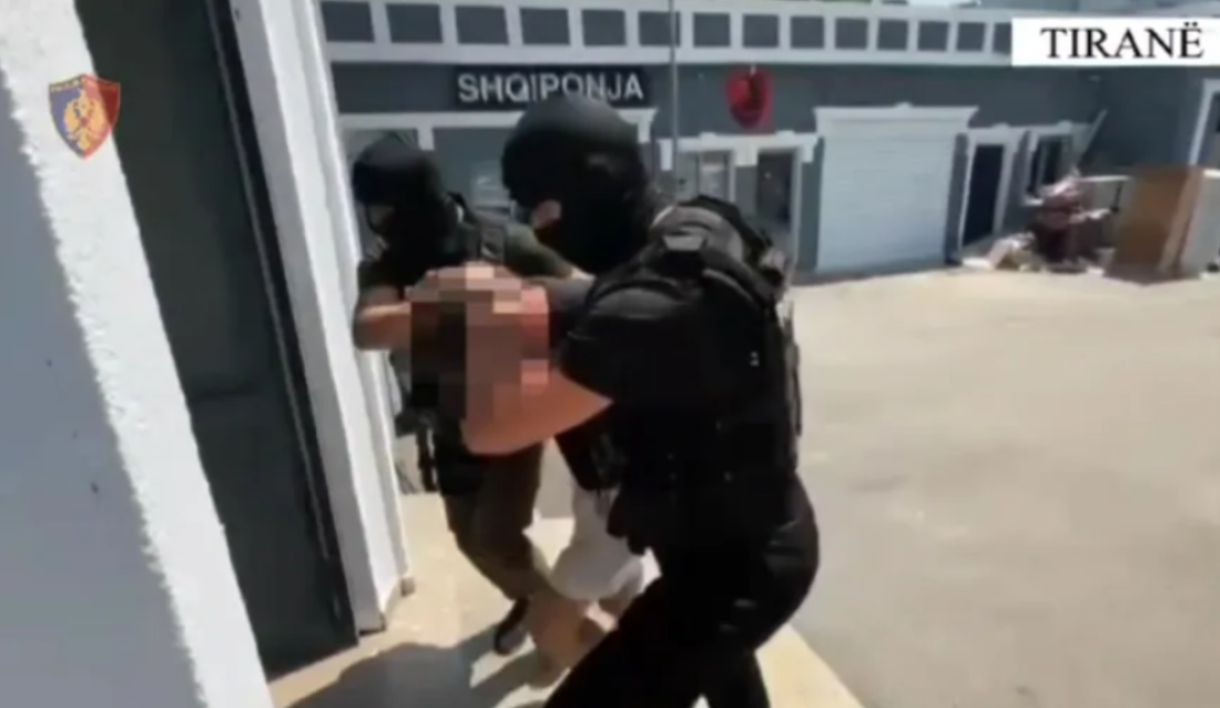 Policijska akcija u Albaniji! Zaplenjena zastrašujuća zaliha oružja za bande u Britaniji (FOTO)