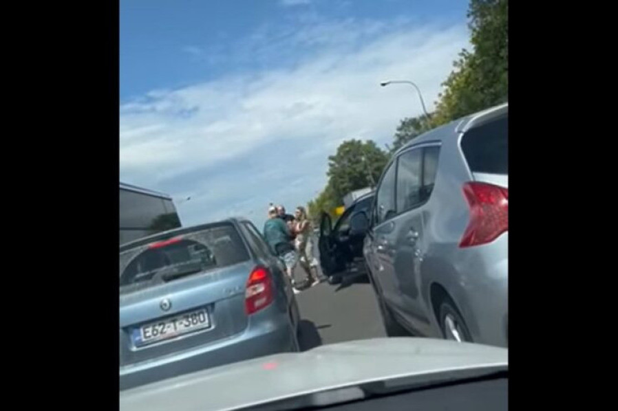 Tuča vozača u Banjaluci nasred puta, smirivale ih žene (VIDEO)