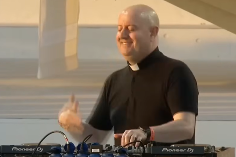 Preko dana sveštenik, uveče di-džej: Otac Giljerme širi hrišćanstvo među mladima kroz elektronsku muziku (VIDEO)