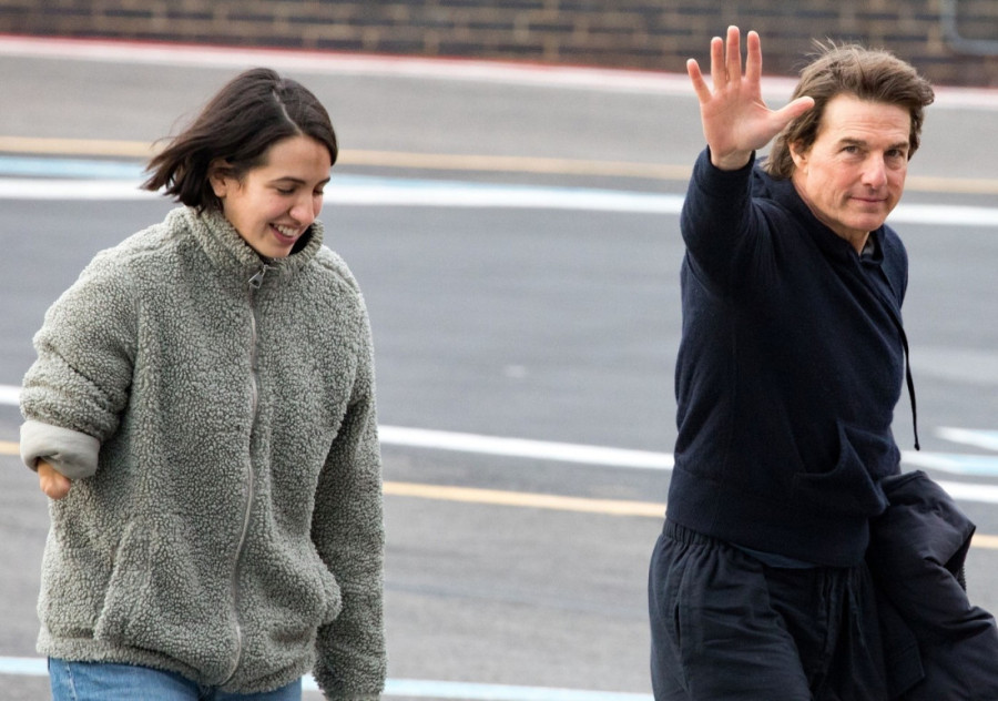 Ovo je nova, 36 godina mlađa devojka Toma Kruza? Glumac jednim potezom sve ostavio u čudu! (FOTO)