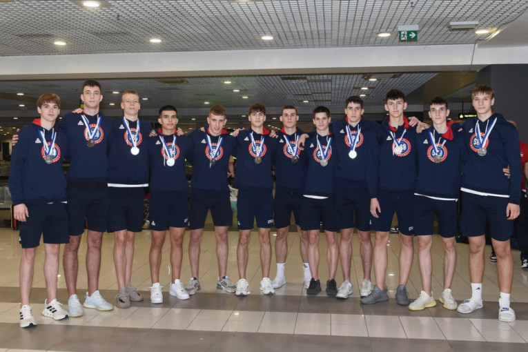 Srebrni orlići stigli u Beograd: Ostaje mali žal za zlatom (GALERIJA)