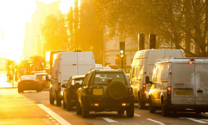 Zašto se nikada ne treba lepiti nekome „na branik“: Sekunda nepažnje može izazvati ovakav haos (VIDEO)