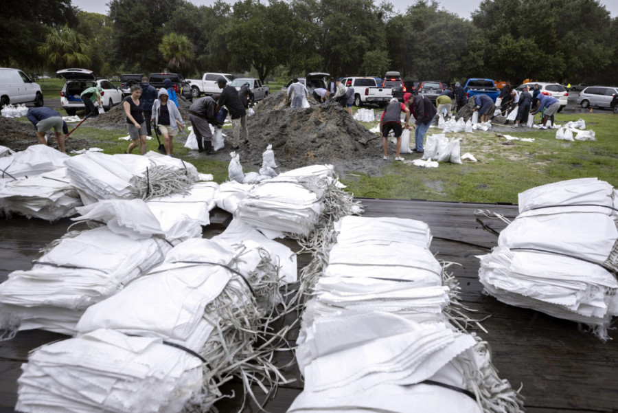 Tropska oluja pogodila Floridu: Poginuo tinejdžer (13), vetar duva 120 kilometara na sat, letovi odloženi