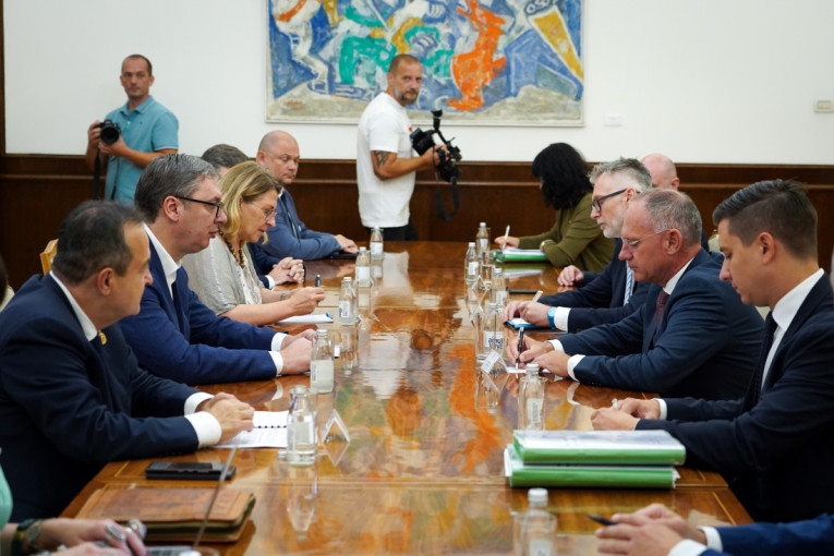 Vučić sa Karnerom: Razgovor o brojnim temama i geopolitičkim tenzijama i vojnim sukobima (FOTO)