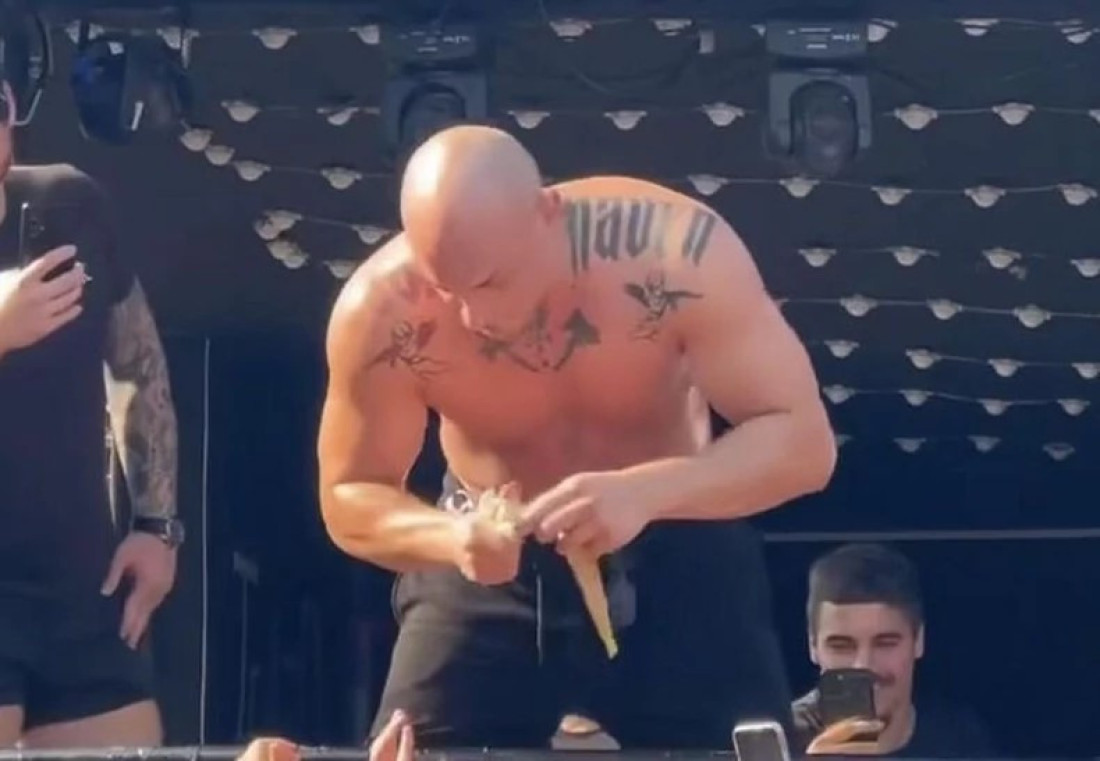 Nakon što ih je udarao patikom, Desingerica počastio publiku banana splitom: Novi potez repera šokirao sve