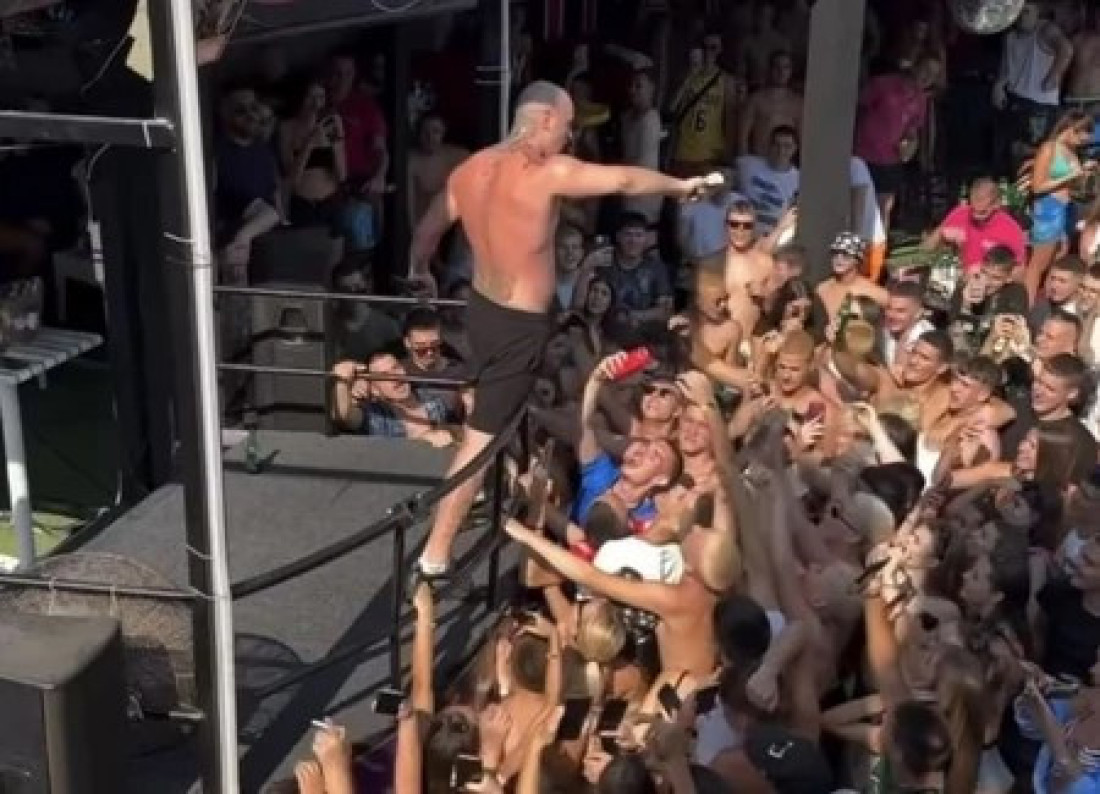 Nakon što ih je udarao patikom, Desingerica počastio publiku banana splitom: Novi potez repera šokirao sve