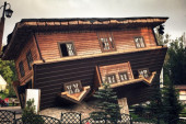 Svet izvrnut naglavačke: Najneobičnija atrakcija u Poljskoj u kojoj deca uživaju, a stariji kukaju da im je muka (FOTO+VIDEO)