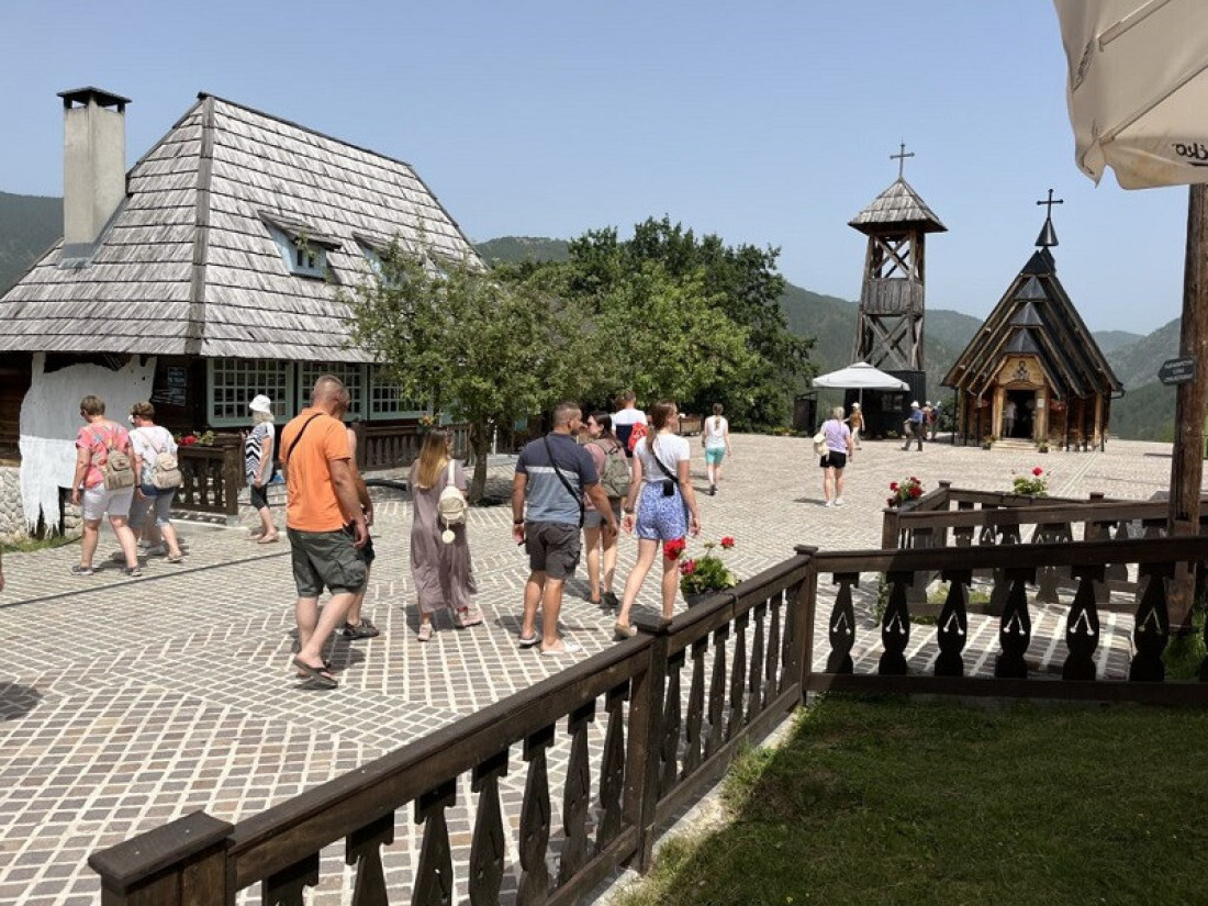 Čuli su se glasovi i priviđali duhovi, ali sve je stalo nakon što je izgrađena crkva: Mokra Gora privlači sve više posetilaca (FOTO)