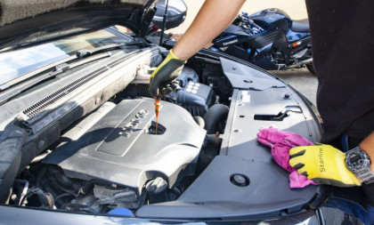 Nije samo manjak problem: Šta ako sipate previše motornog ulja u automobil?