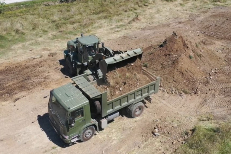 Pripadnici Vojske Srbije pomažu sestrinstvu manastira! "Žiča nikad nije bila uređenija" (FOTO)