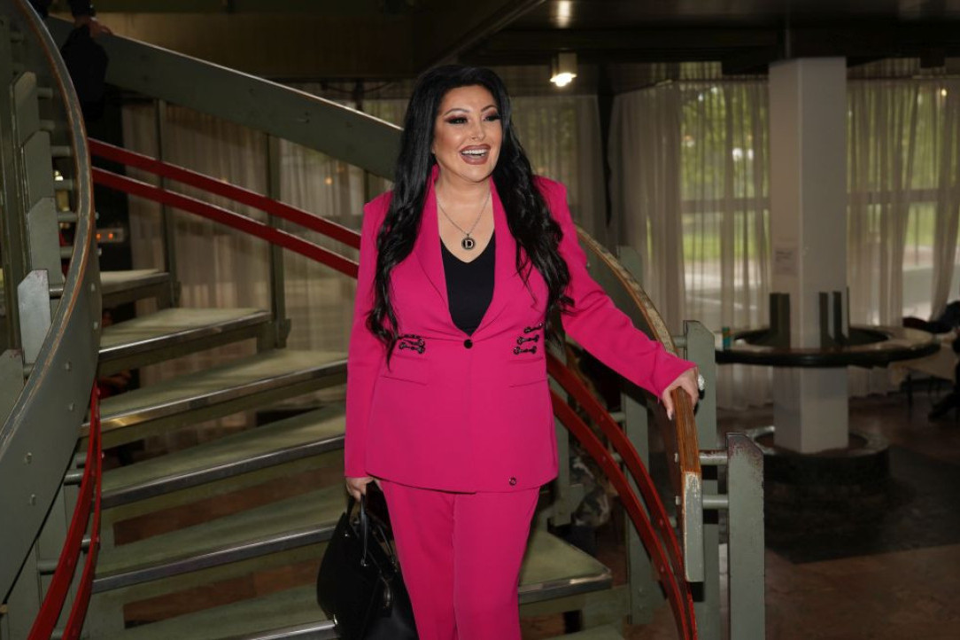 "Nedostaju mi ovi dragi ljudi..." Dragana Mirković podelila uspomenu sa preminulim kolegama: Svi su mladi i nasmejani! (FOTO)