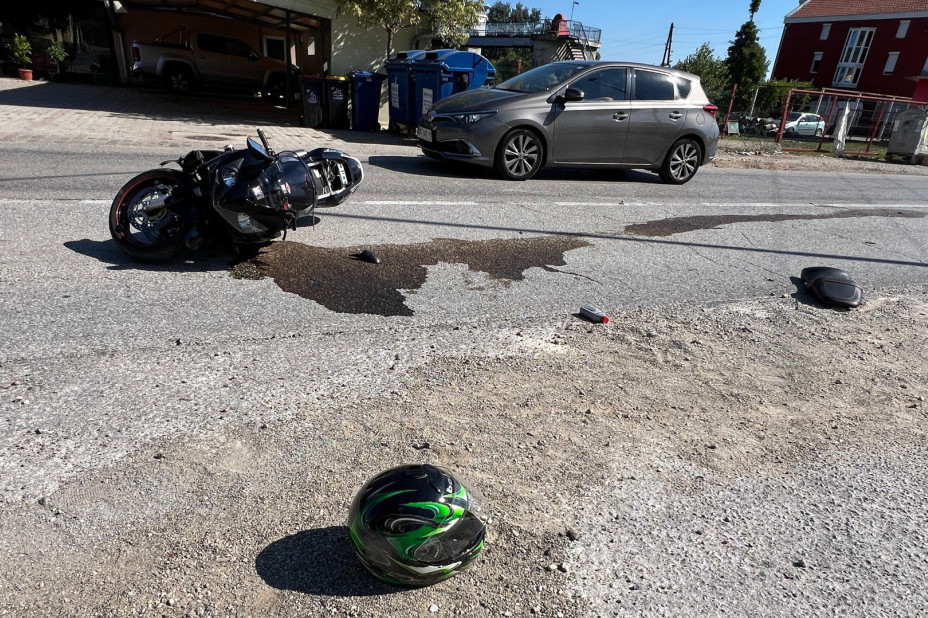 Strašan sudar kod Čačka: Motociklista udario u automobil, povređeni on i suvozač! (FOTO)