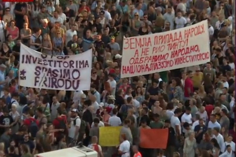 Obraćanje opozicije sa protesta! Ponovo ćemo vas ostaviti bez posla i zakatančiti fabrike! (FOTO)