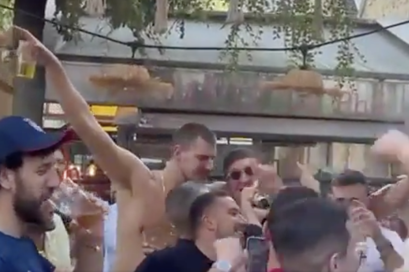Jokić zapalio Grobare u Parizu – Zagrlio Bogija i zapevao: Sve za ljubav, sve za Partizan!