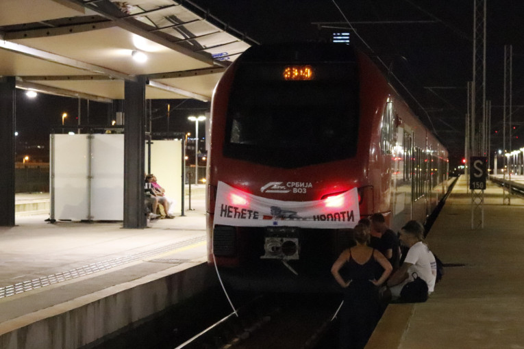 Pruga konačno oslobođena! Šačica demonstranata se razišla