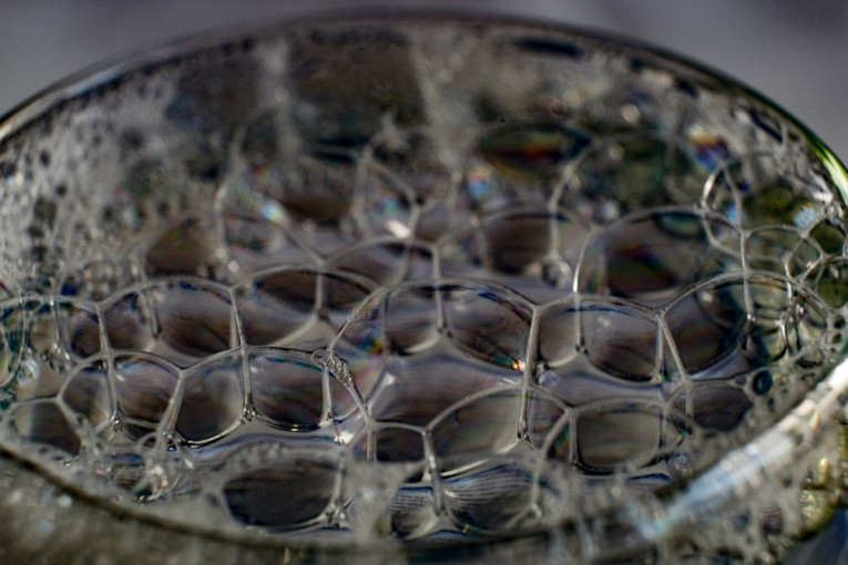 Trik za koji malo ko zna: Rešite problem začepljenog odvoda pomoću jednog kozmetičkog proizvoda