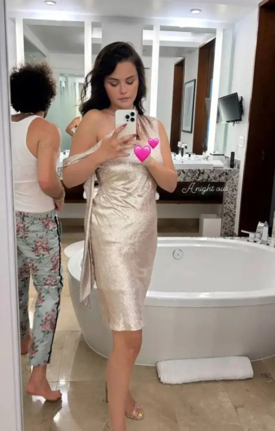 Selena Gomez pokrenula glasine o sebi: Skriva da se verila u tajnosti? (FOTO)