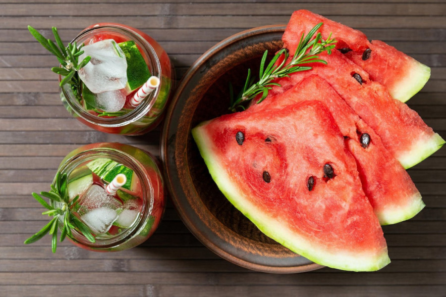 Ljubitelji lubenice otkrivaju sedam genijalnih trikova za sečenje, čuvanje i serviranje: Može u koktel, na štapiću ili da se zaledi