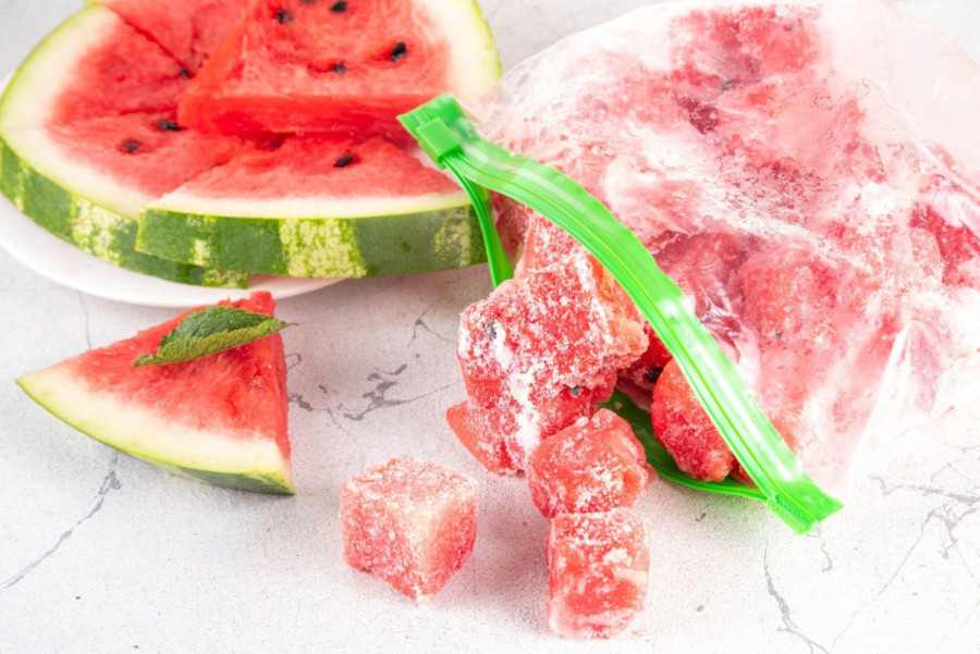 Ljubitelji lubenice otkrivaju sedam genijalnih trikova za sečenje, čuvanje i serviranje: Može u koktel, na štapiću ili da se zaledi