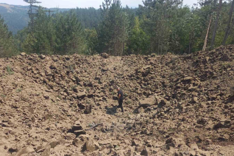 Zaostala bomba iz 1999. napravila ogroman krater na brdu iznad Priboja: U sebi je nosila 430 kilograma eksploziva (FOTO)
