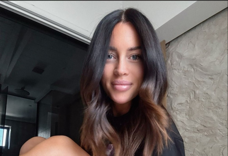 "Šta je s usnom?" Minu Naumović razapeli na mrežama zbog ove fotke, Amidžićevu ženu ne štede!