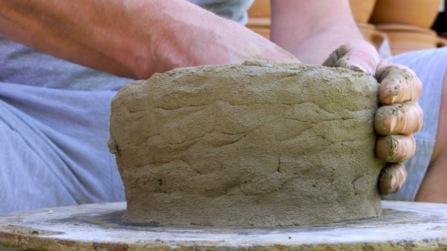 Svetska, a naša! Umetnici iz Italije, Irske i Kanade došli u Zlakusu da od veštih majstora nauče kako se pravi čuveno zemljano posuđe