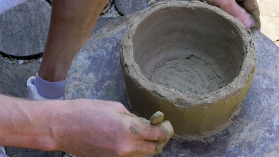 Svetska, a naša! Umetnici iz Italije, Irske i Kanade došli u Zlakusu da od veštih majstora nauče kako se pravi čuveno zemljano posuđe