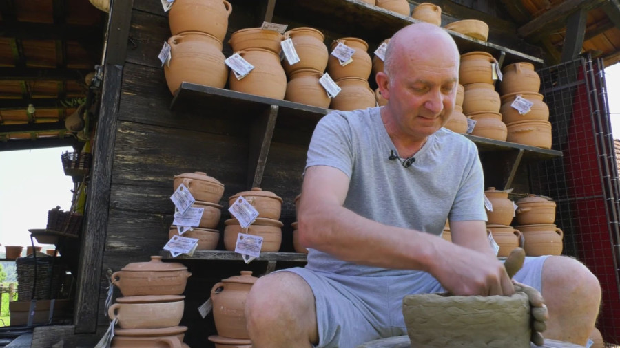 Svetska, a naša! Umetnici iz Italije, Irske i Kanade došli u Zlakusu da od veštih majstora nauče kako se pravi čuveno zemljano posuđe