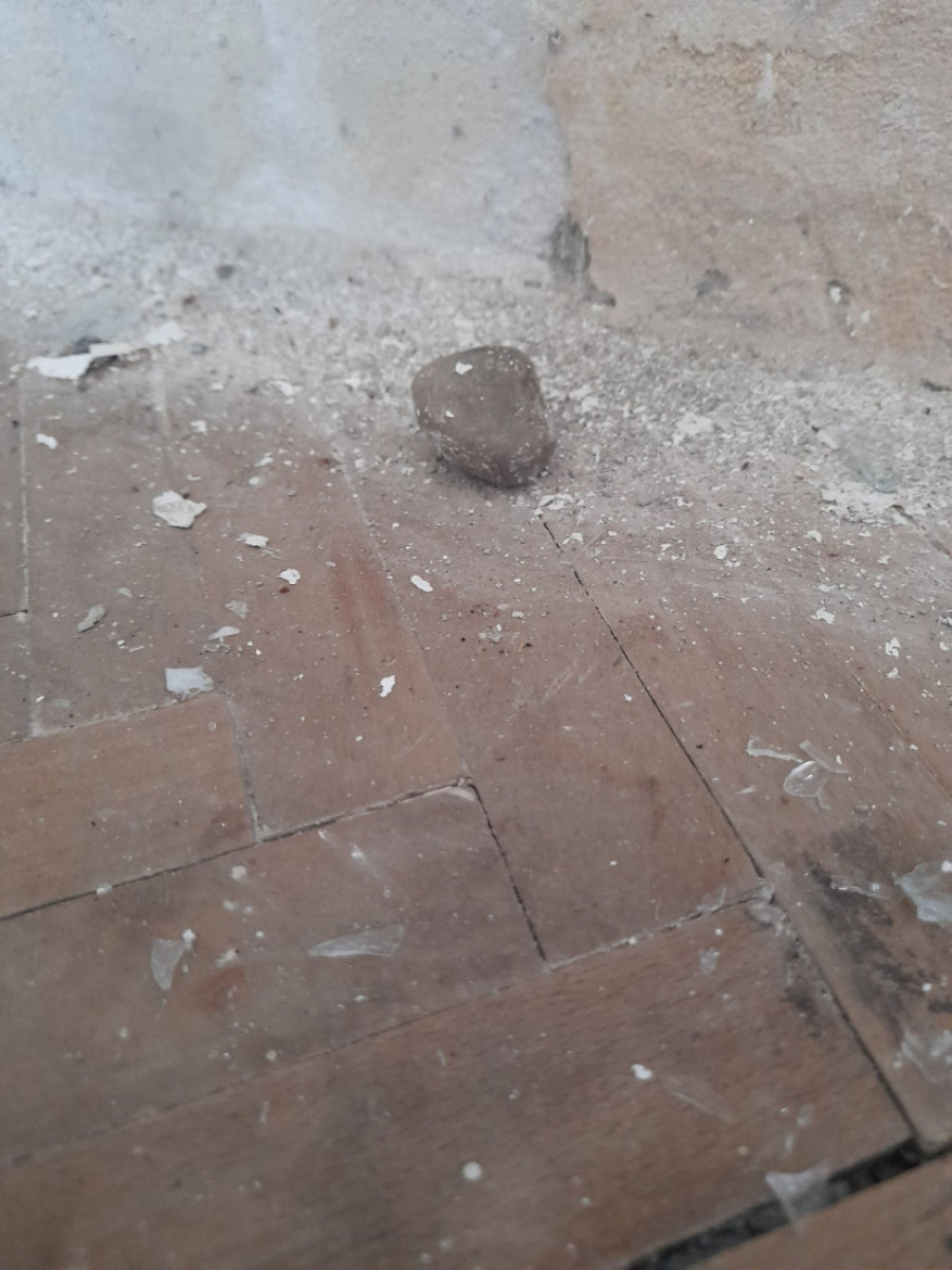 Nema mira za Srbe na KiM: Kamenovan stan povratnice Dragice Gašić u Đakovici (FOTO)