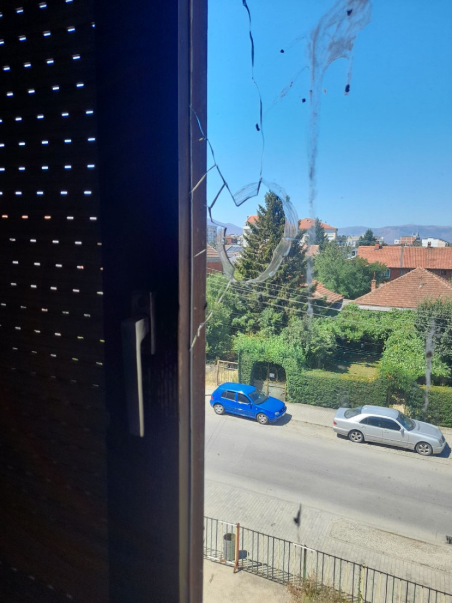 Nema mira za Srbe na KiM: Kamenovan stan povratnice Dragice Gašić u Đakovici (FOTO)