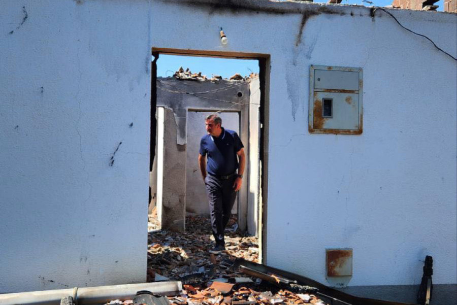 Predstavnici Kancelarije za KiM u Novakama: Sve ukazuje da je požar podmetnut, pomoći ćemo obnovu kuća