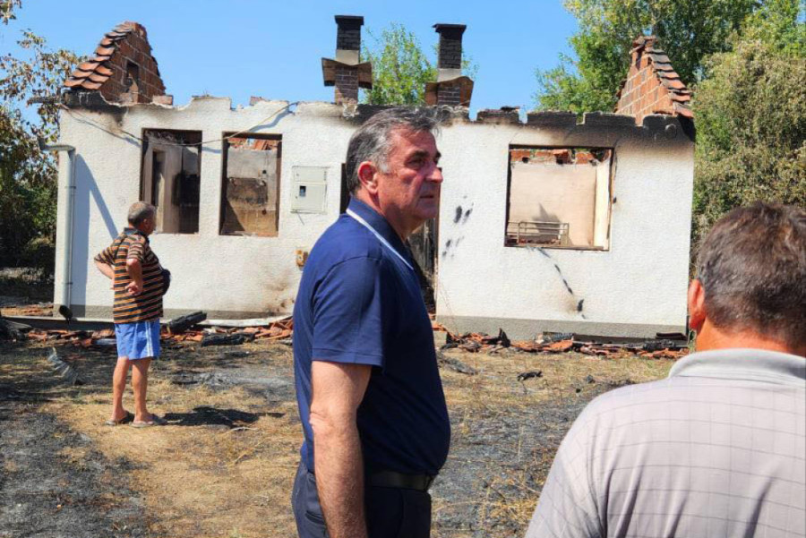 Predstavnici Kancelarije za KiM u Novakama: Sve ukazuje da je požar podmetnut, pomoći ćemo obnovu kuća