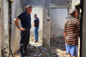 Predstavnici Kancelarije za KiM u Novakama: Sve ukazuje da je požar podmetnut, pomoći ćemo obnovu kuća