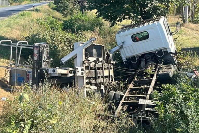 Kamion sleteo sa puta kod Novog Sada: Jedna osoba povređena (FOTO)