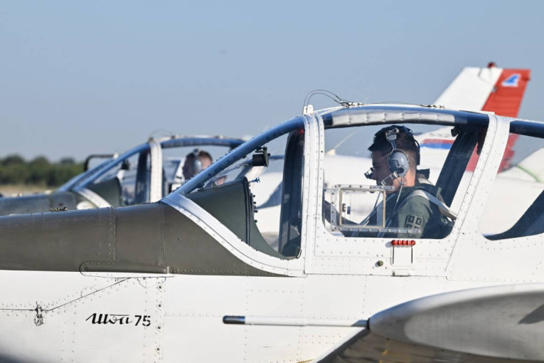 Na aerodromu u Batajnici u toku letačka obuka za buduće pilote Vojske Srbije (FOTO)