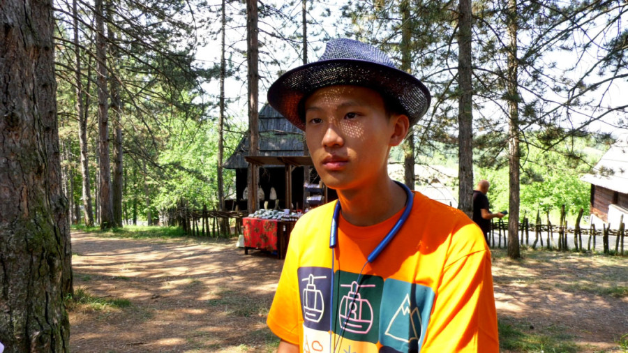 Kinezi došli na Zlatibor i oduševili se Vašarom starih zanata: Na srpskoj planini prvi put u životu probali sir (FOTO)