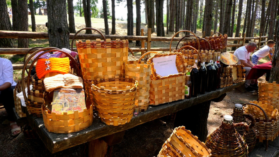 Kinezi došli na Zlatibor i oduševili se Vašarom starih zanata: Na srpskoj planini prvi put u životu probali sir (FOTO)