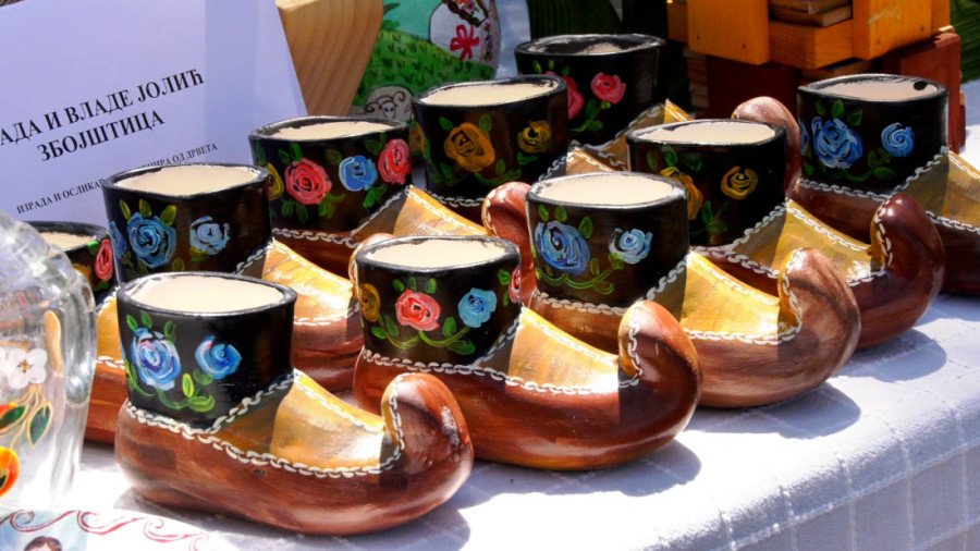 Kinezi došli na Zlatibor i oduševili se Vašarom starih zanata: Na srpskoj planini prvi put u životu probali sir (FOTO)