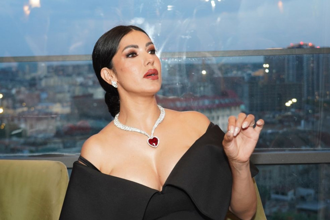 Romantičan gest u kasne sate! Tanju Savić dečko preneo preko praga: Šuška se da će uskoro svadba?