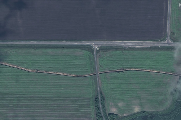 Satelitski snimci otkrili - Rusi počeli da grade utvrđenja u Kurskoj oblasti? Kopaju rovove i nude pozamašnu platu za "danonoćni rad" (FOTO)