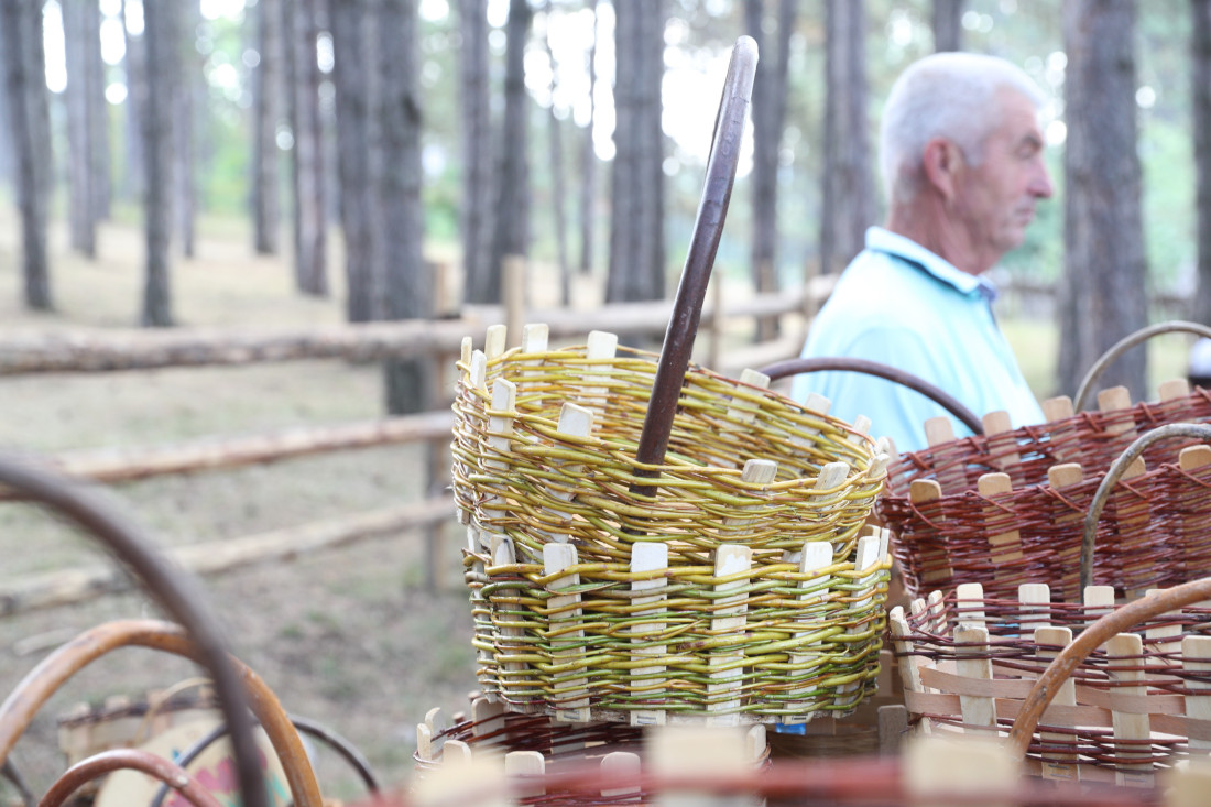 Svi kuće prave, samo ih Milan plete od pruća: Zovu me škole, etno-sela, crkve... posla ima baš dosta! (FOTO/VIDEO)
