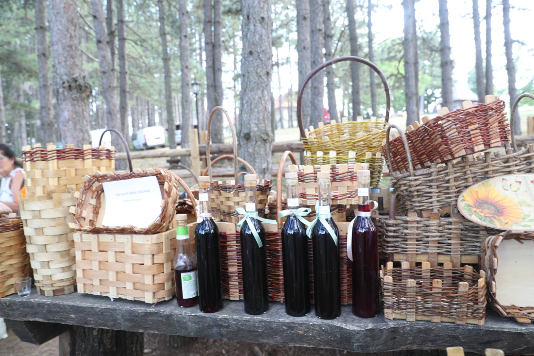 Svi kuće prave, samo ih Milan plete od pruća: Zovu me škole, etno-sela, crkve... posla ima baš dosta! (FOTO/VIDEO)